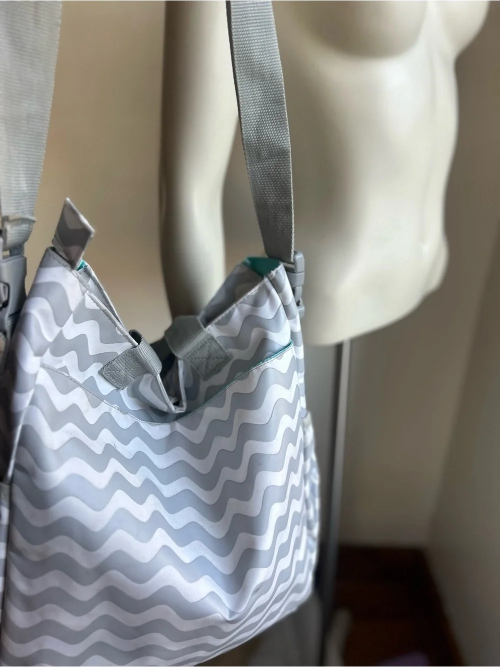 Lename Gray Wave-Print Crossbody Tote Bag with Teal Accent